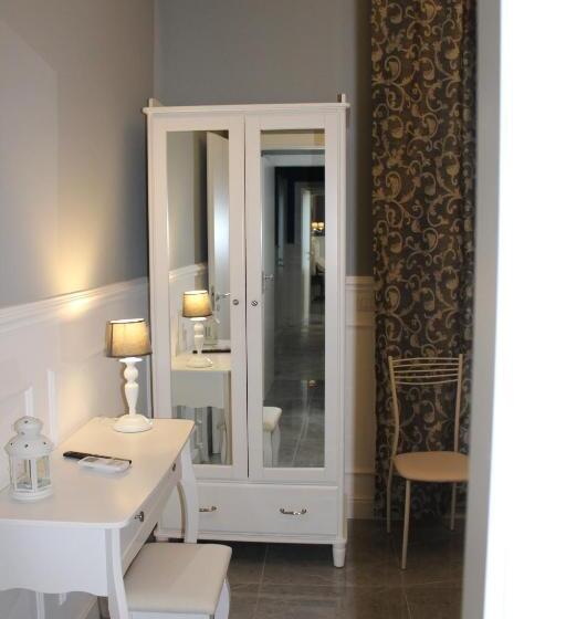 غرفة ديلوكس, Ellysblue