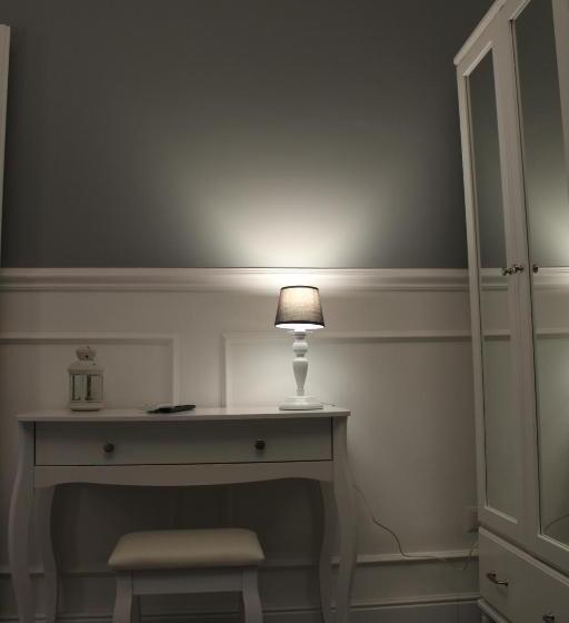 غرفة ديلوكس, Ellysblue