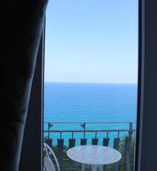 غرفة قياسية رباعية مطلة على البحر, Ellysblue