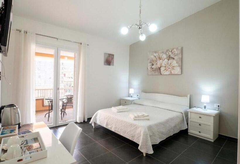 غرفة قياسية مزوَّدة بتراس, Sweethome