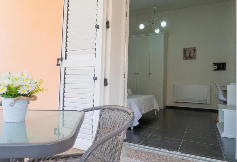 غرفة قياسية مزوَّدة بتراس, Sweethome