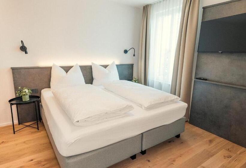 חדר דלוקס, Das Hölderlein   Altstadt