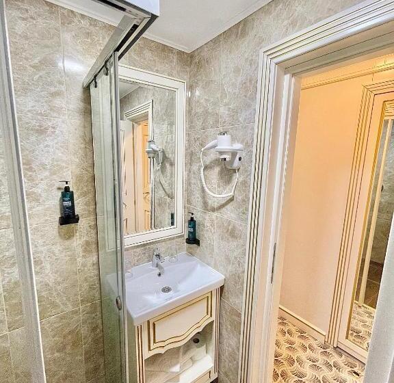 חדר סטנדרט נוף לבריכה, Grand Hotel Caraiman