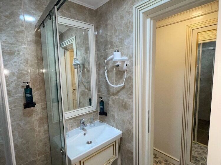 חדר סטנדרט נוף לבריכה, Grand Hotel Caraiman