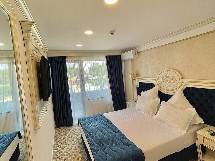 חדר סטנדרט נוף לבריכה, Grand Hotel Caraiman