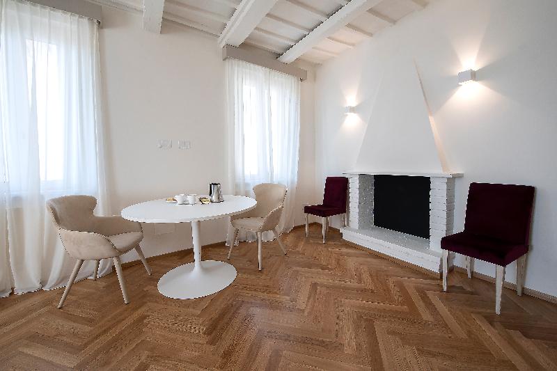 اتاق سوپریور, Alexander