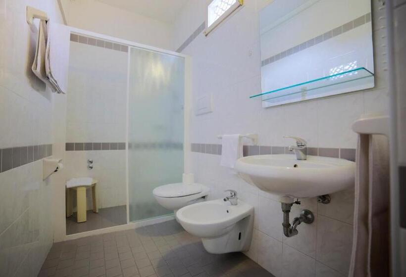 اتاق استاندارد با بالکن, Ideal Bianchini