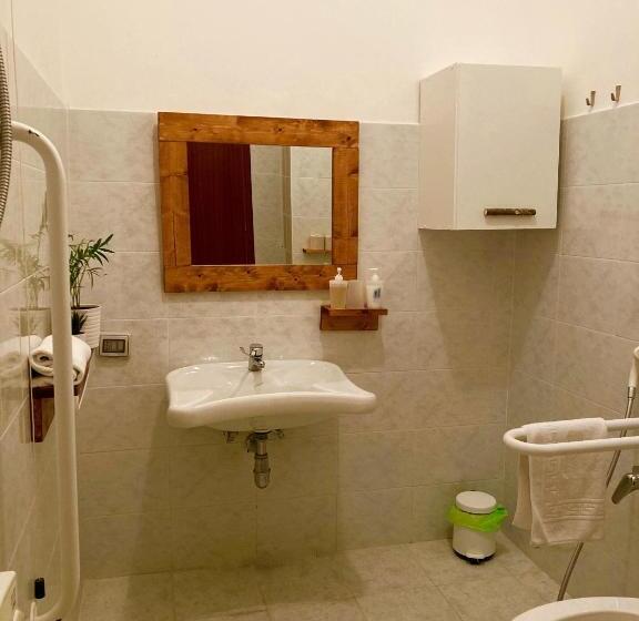 הכלכלה חדר לארבעה עם מקלחת משותפת, Dimore Montane