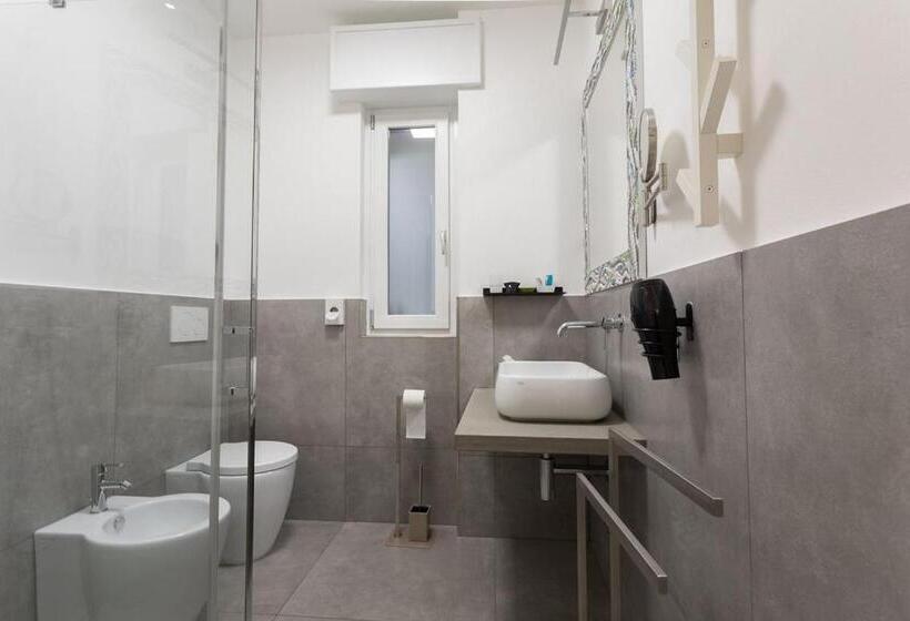 标准间, Little Square Arona