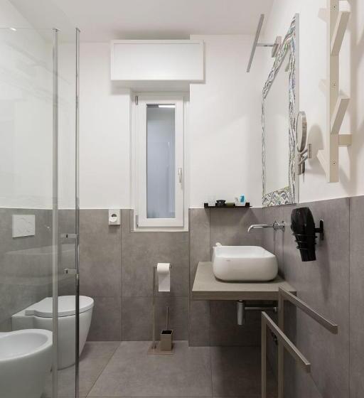 标准间, Little Square Arona