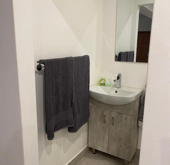 标准间, Vincents On Valley