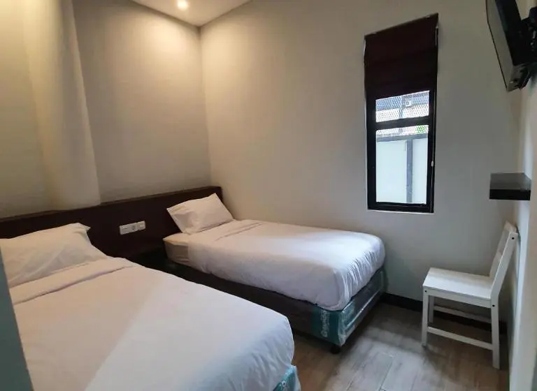 Standard Room, Circle One