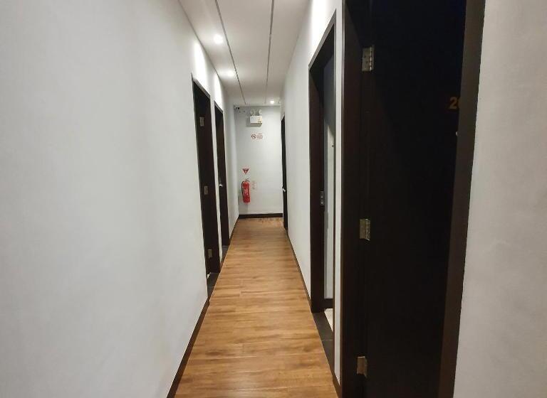 Cameră Standard Individuală, Circle One