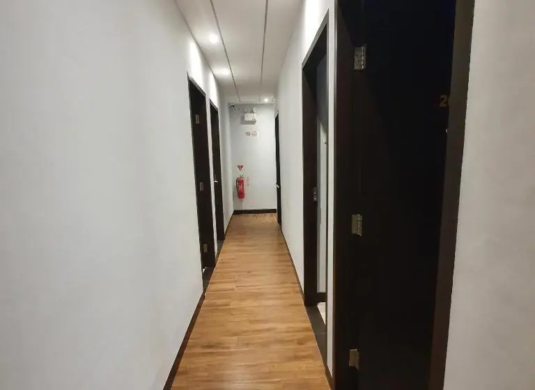 Standard Single Room, Circle One