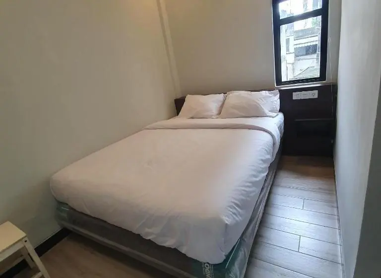 Standard Room, Circle One