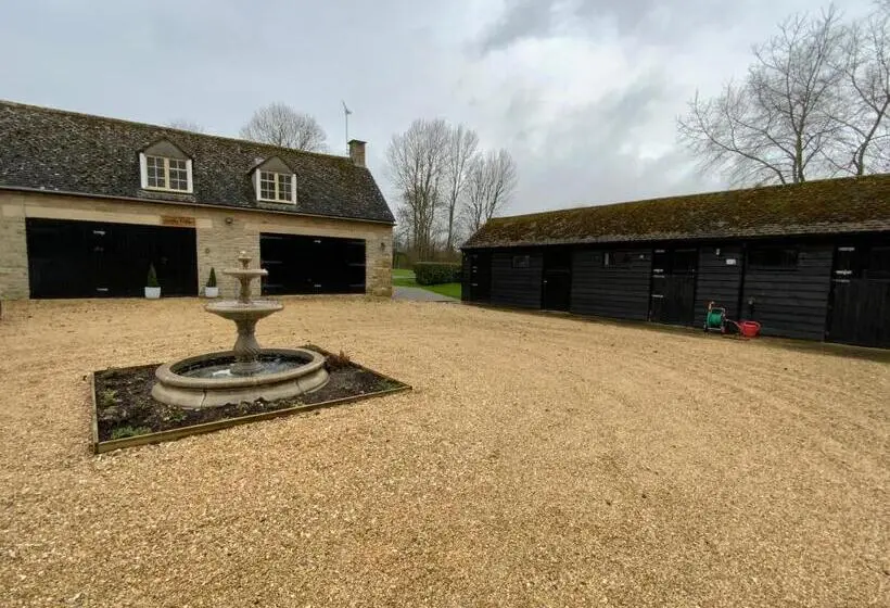 ２ベッドルームハウス, Stable Lodge At Bledington Mill