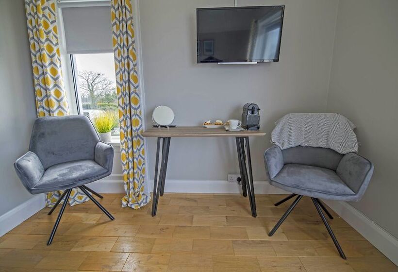 غرفة قياسية, Larkhill House