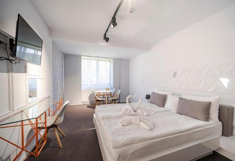 家庭山景房, Niro Residence