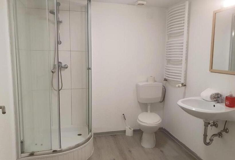 Huoneisto 2 Makuuhuonetta, Gästehaus Emden, Gemütliche Zimmer Mit Bad & Wlan