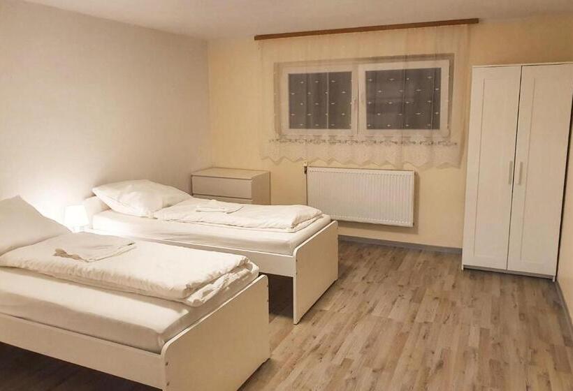 Huoneisto 2 Makuuhuonetta, Gästehaus Emden, Gemütliche Zimmer Mit Bad & Wlan