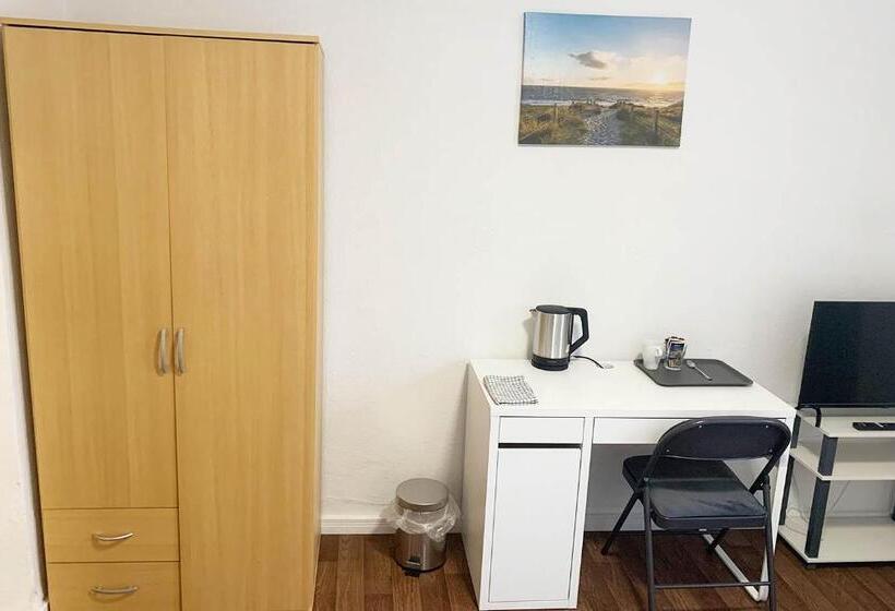 Basic Yhden Hengen Huone, Gästehaus Emden, Gemütliche Zimmer Mit Bad & Wlan