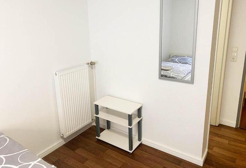 Basic Yhden Hengen Huone, Gästehaus Emden, Gemütliche Zimmer Mit Bad & Wlan