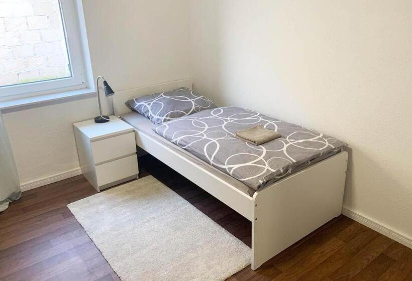 Basic Yhden Hengen Huone, Gästehaus Emden, Gemütliche Zimmer Mit Bad & Wlan