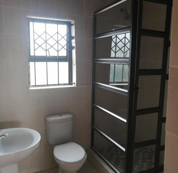 Quarto Estandar, Hlophe S Place