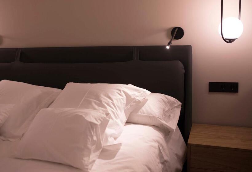 מיטת קינג בסוויטה, Vallivana Suites