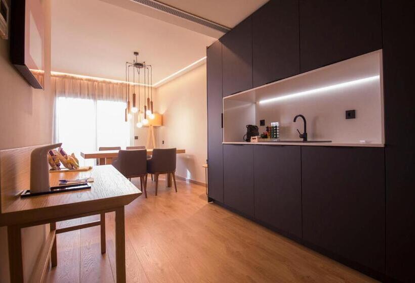 מיטת קינג בסוויטה, Vallivana Suites