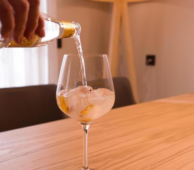 מיטת קינג בסוויטה, Vallivana Suites