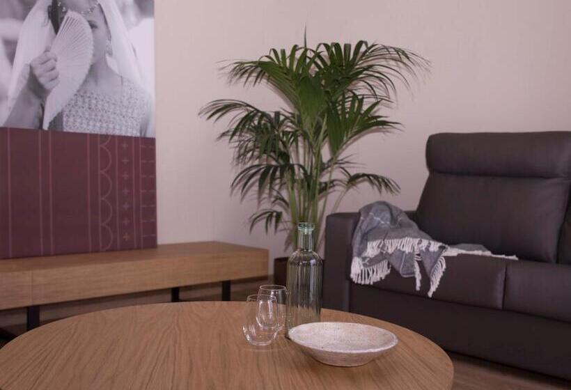 מיטת קינג בסוויטה, Vallivana Suites