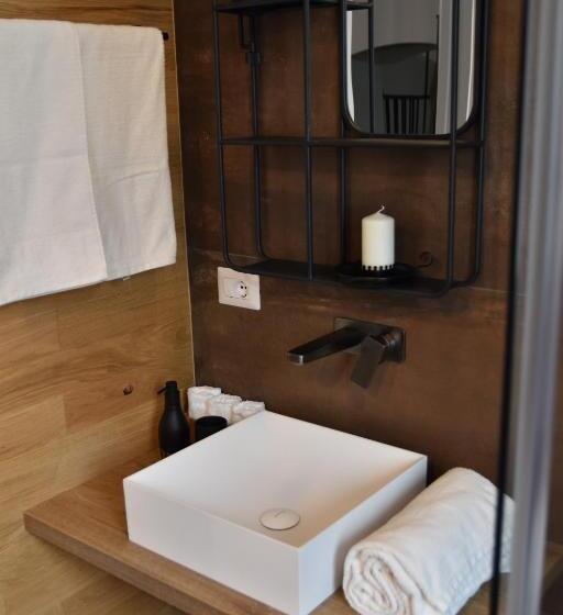 اتاق لوکس با تخت بزرگ, Sistò Petite Maison