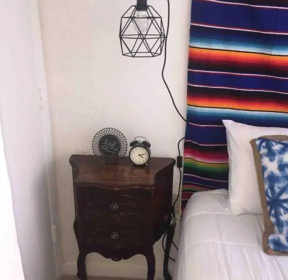デラックススタジオ, Private Studio In Little Havana
