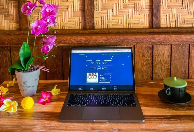 חדר סטנדרט נוף לבריכה, Wooden Puri Guesthouse By Bukit Vista