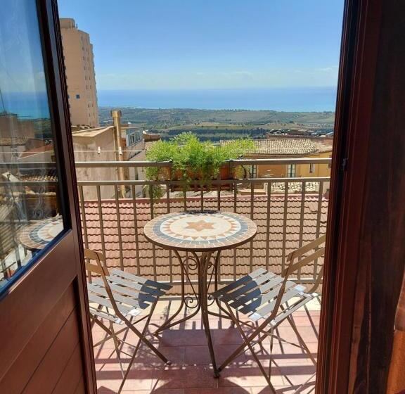 جناح مطلّ علي البحر, Cortile Lattuca