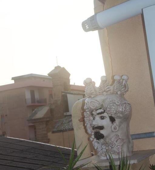 جناح مطلّ علي البحر, Cortile Lattuca