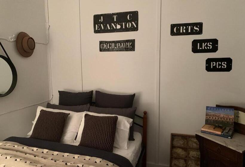 디럭스 룸, Evanston Station