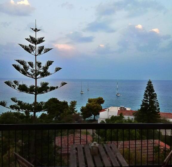 اتاق استاندارد چهار تخته با چشمانداز دریا, Anatoli