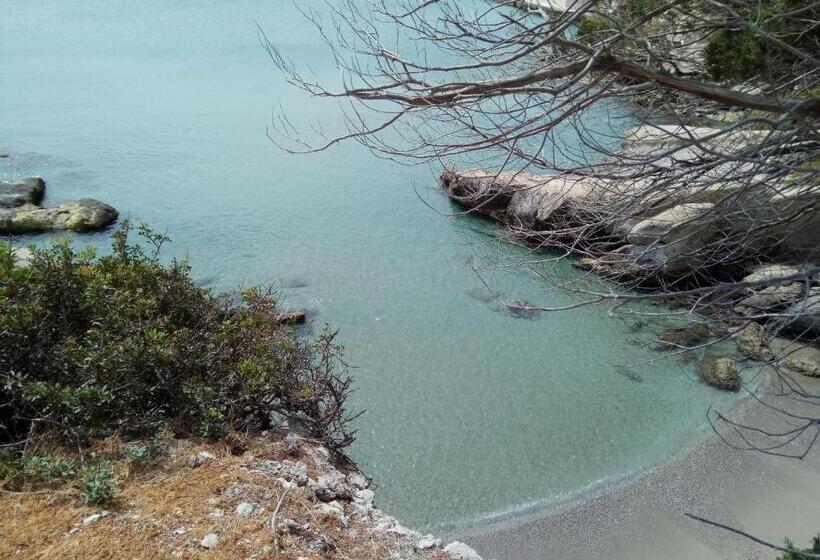 اتاق استاندارد چهار تخته با چشمانداز دریا, Anatoli