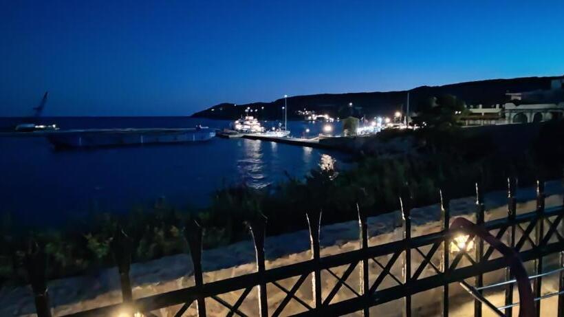 اتاق استاندارد چهار تخته با چشمانداز دریا, Anatoli