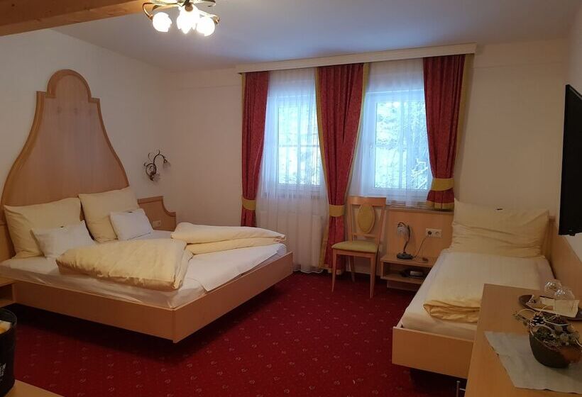 غرفة كومفورت ثلاثية, Arlen Lodge