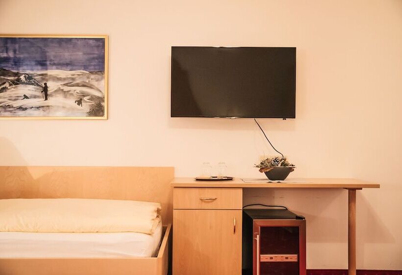 غرفة كومفورت ثلاثية, Arlen Lodge