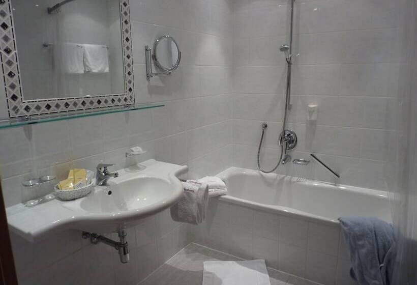 غرفة كومفورت ثلاثية, Arlen Lodge