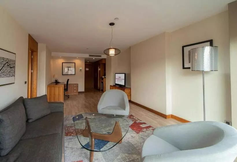 キングサイズベッドのスイートルーム, Crowne Plaza Istanbul Harbiye, An Ihg