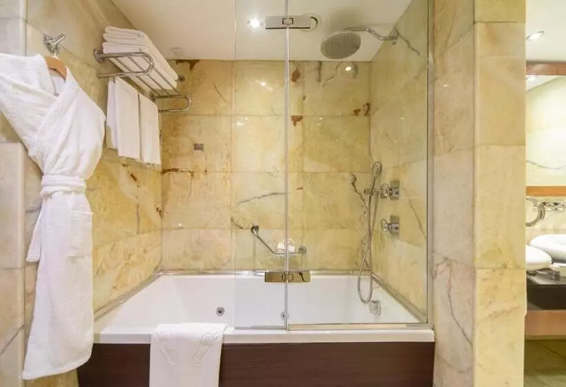 キングサイズベッドのスイートルーム, Crowne Plaza Istanbul Harbiye, An Ihg