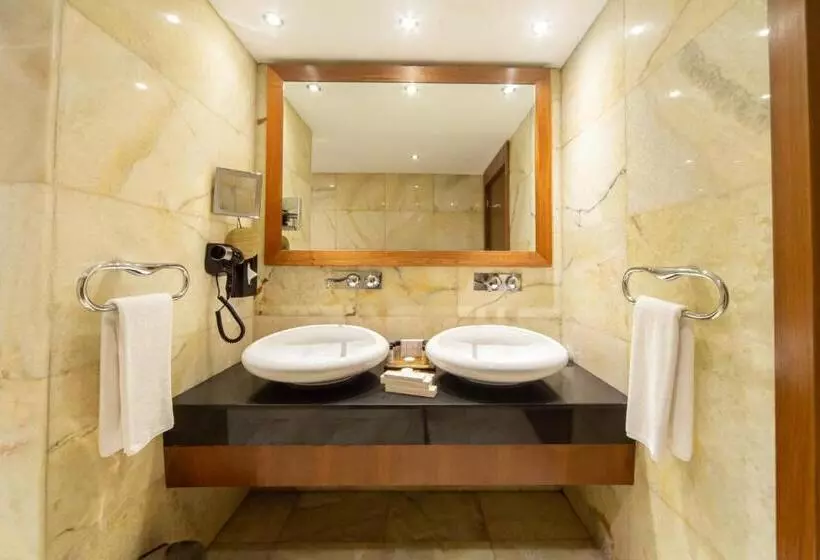 キングサイズベッドのスイートルーム, Crowne Plaza Istanbul Harbiye, An Ihg