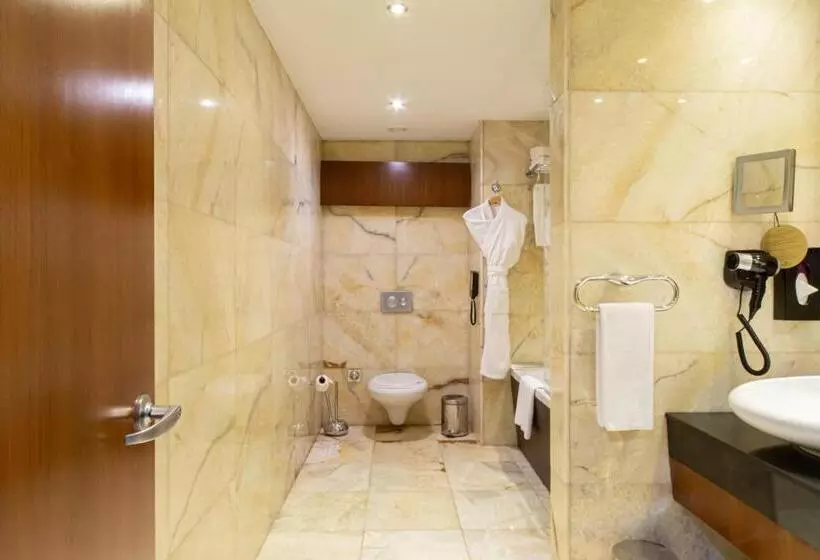 キングサイズベッドのスイートルーム, Crowne Plaza Istanbul Harbiye, An Ihg