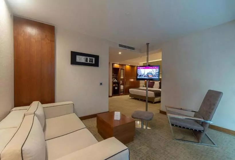キングサイズベッドのジュニアスイート, Crowne Plaza Istanbul Harbiye, An Ihg