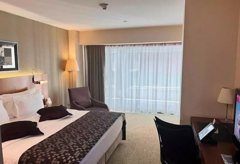 キングサイズベッドのスタンダードルーム, Crowne Plaza Istanbul Harbiye, An Ihg
